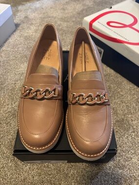 Naturalizer Tan Leather Chain-Detail Loafers